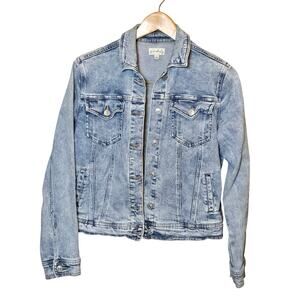 Wonderly Denim Jacket Light Wash Button Front Inside and Outside Pockets